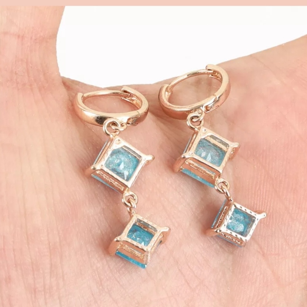 Sea blue aqua marine triangle gold earrings - Picture 3 of 3